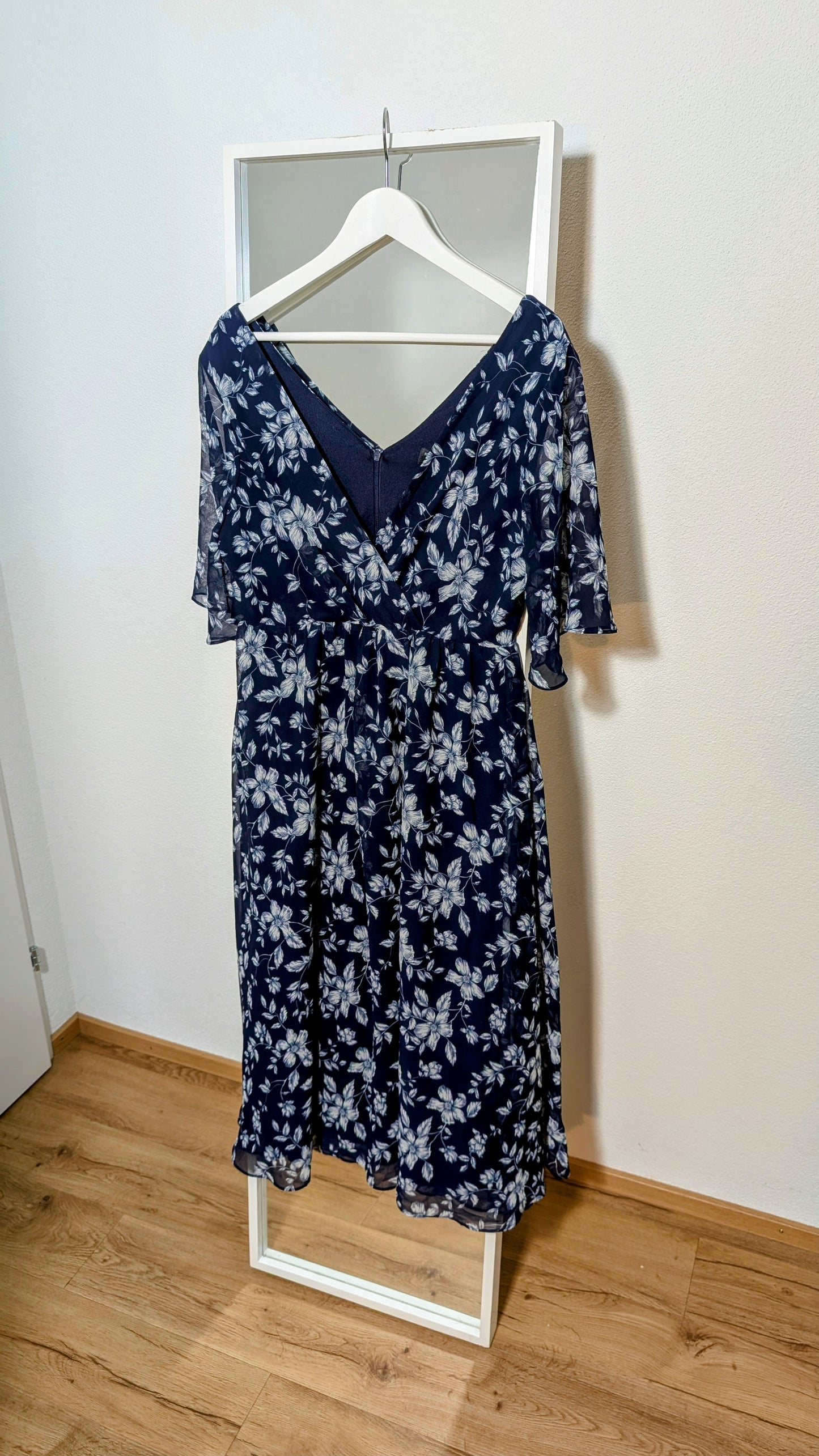 Dunkelblaues Flair-Kleid