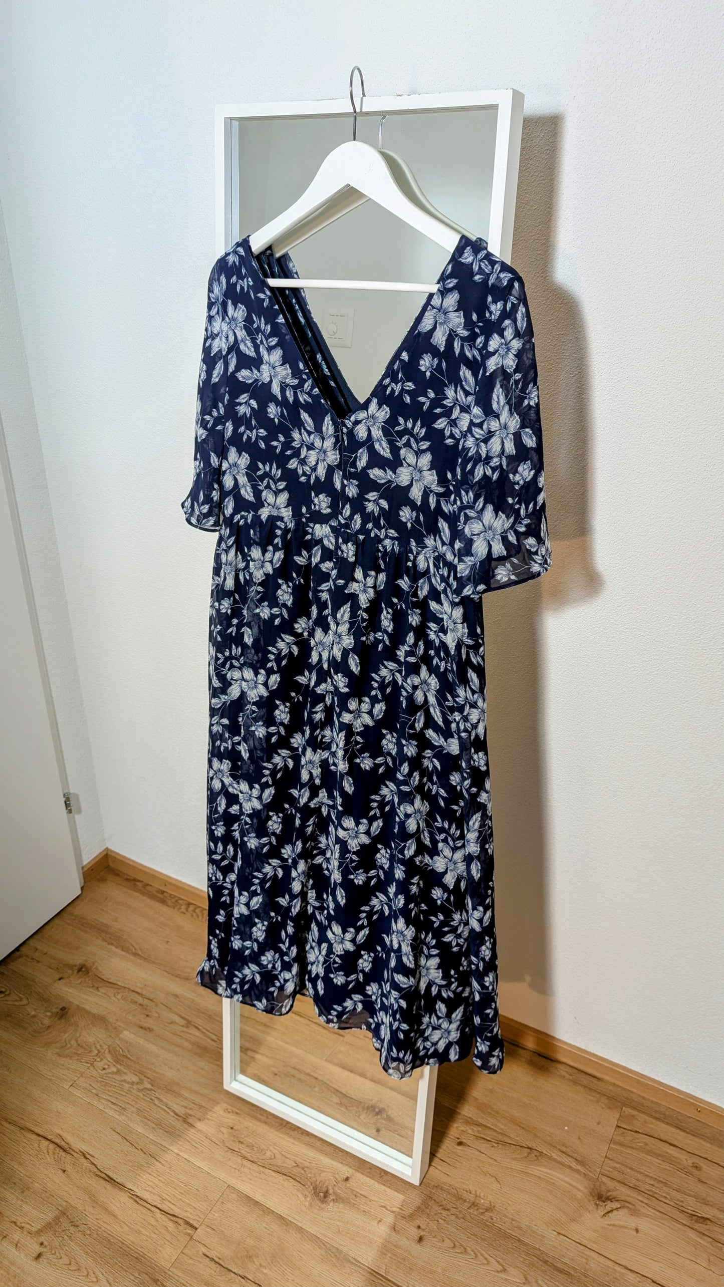 Dunkelblaues Flair-Kleid