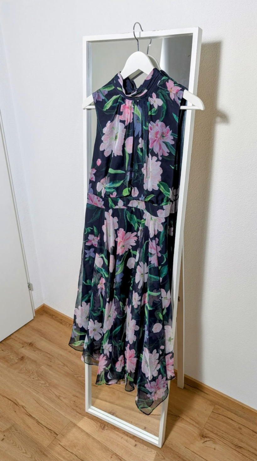 Elegantes Blumenkleid