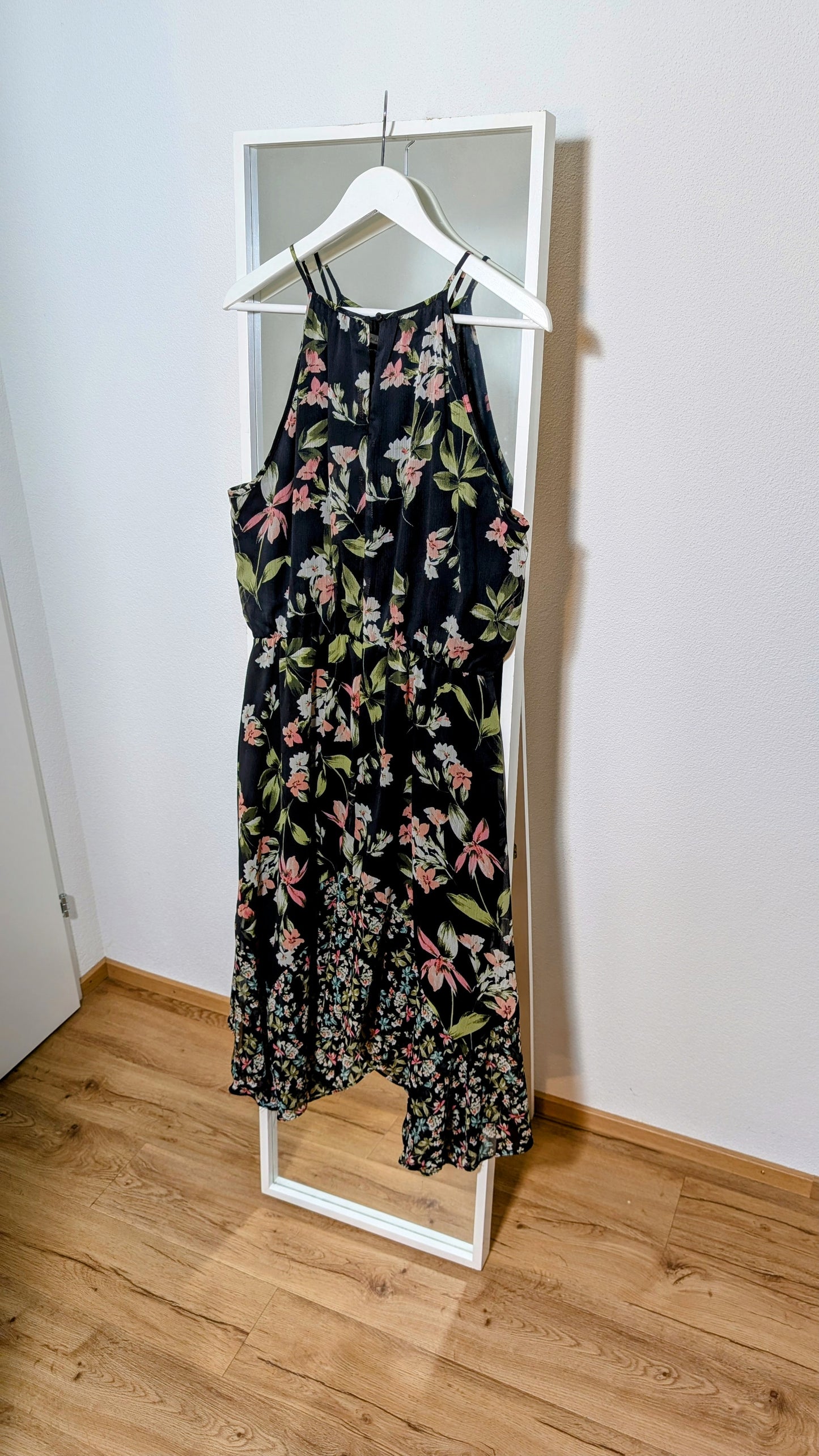 Mittellanges Blumenkleid