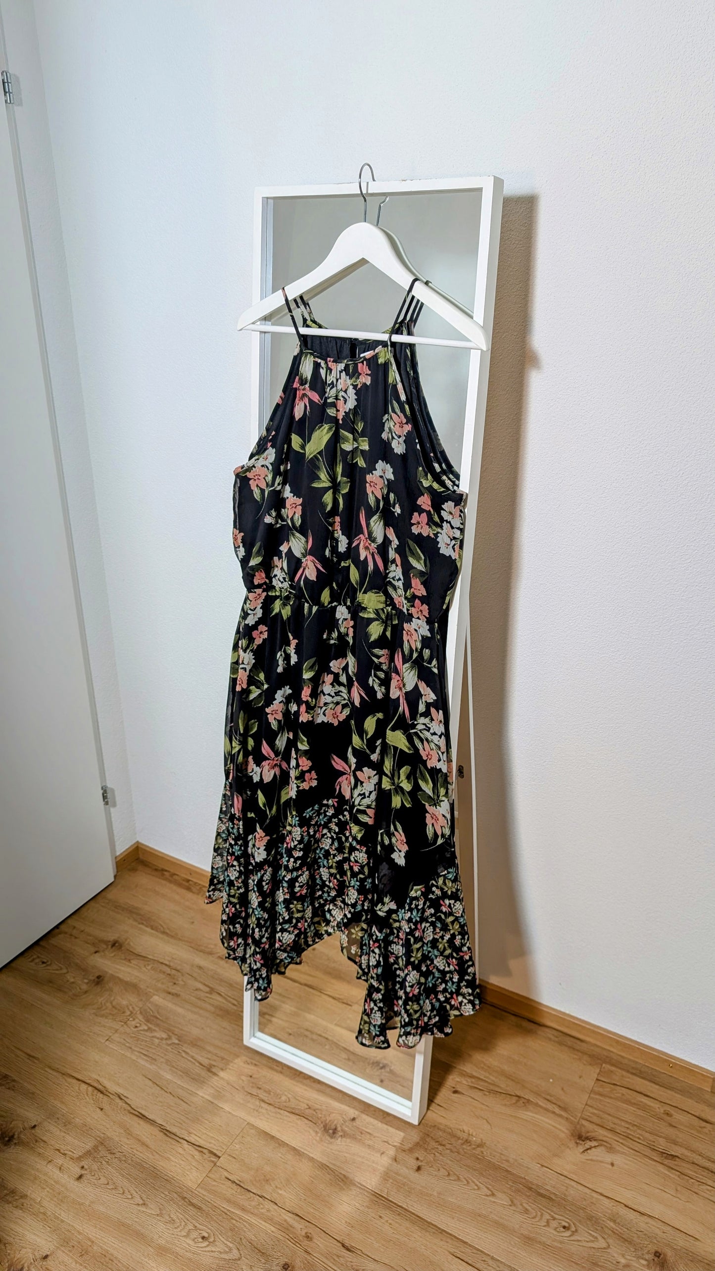 Mittellanges Blumenkleid