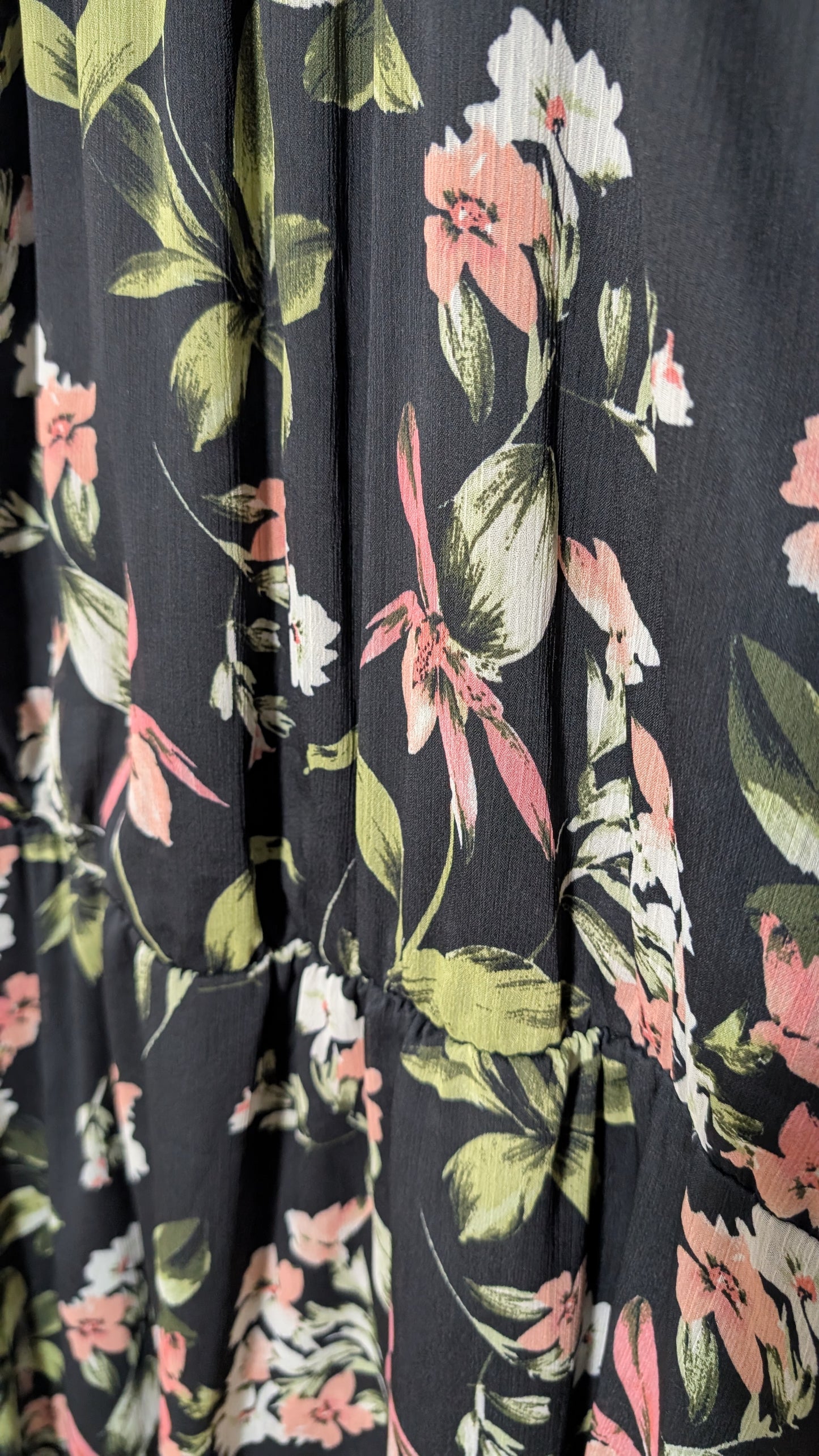 Mittellanges Blumenkleid