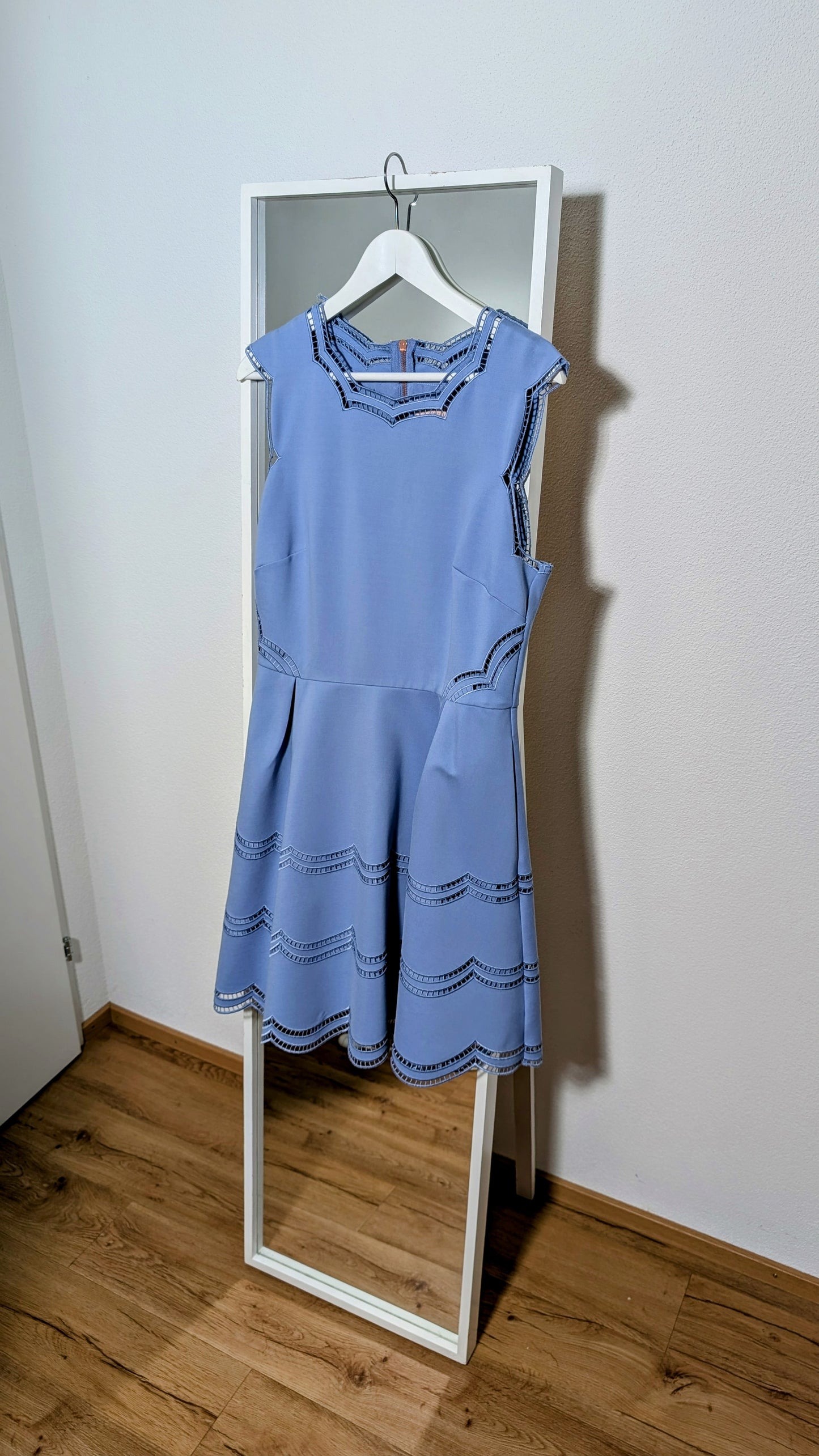 Babyblaues Ted Baker Kleid