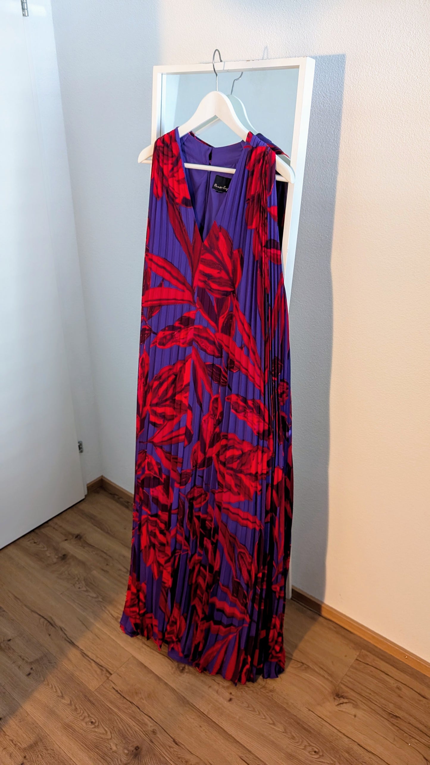 Violett-rotes Plisseekleid von Phase Eight