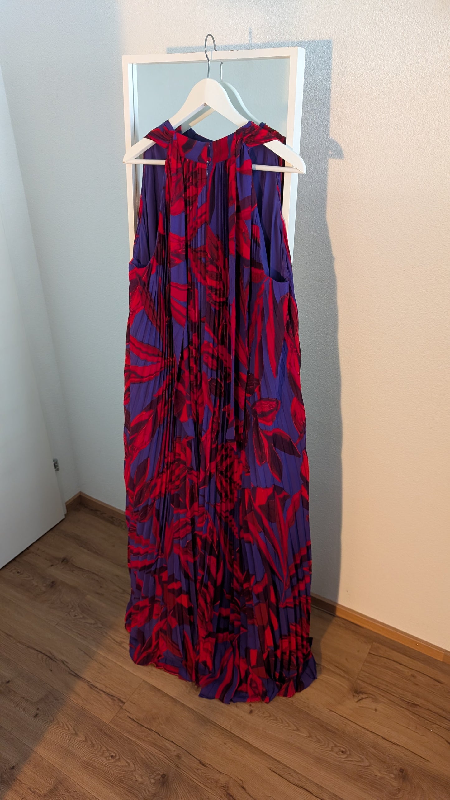 Violett-rotes Plisseekleid von Phase Eight