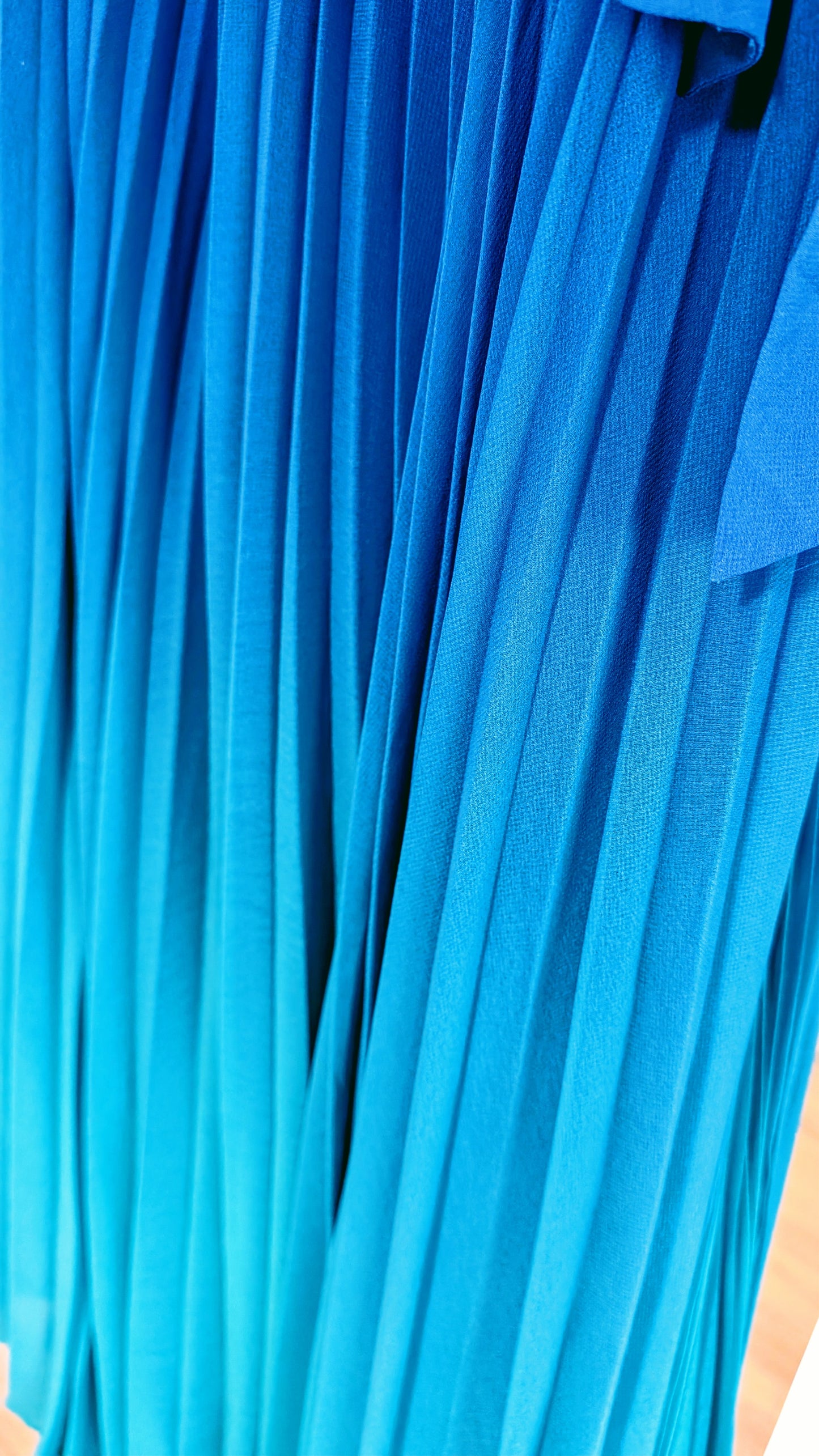 Plissiertes Midikleid mit Farbverlauf