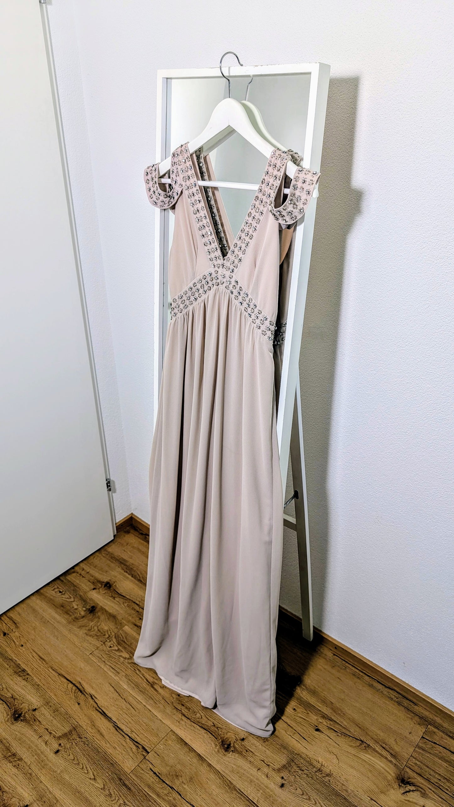 Fliessendes Kleid mit Glitzerelementen