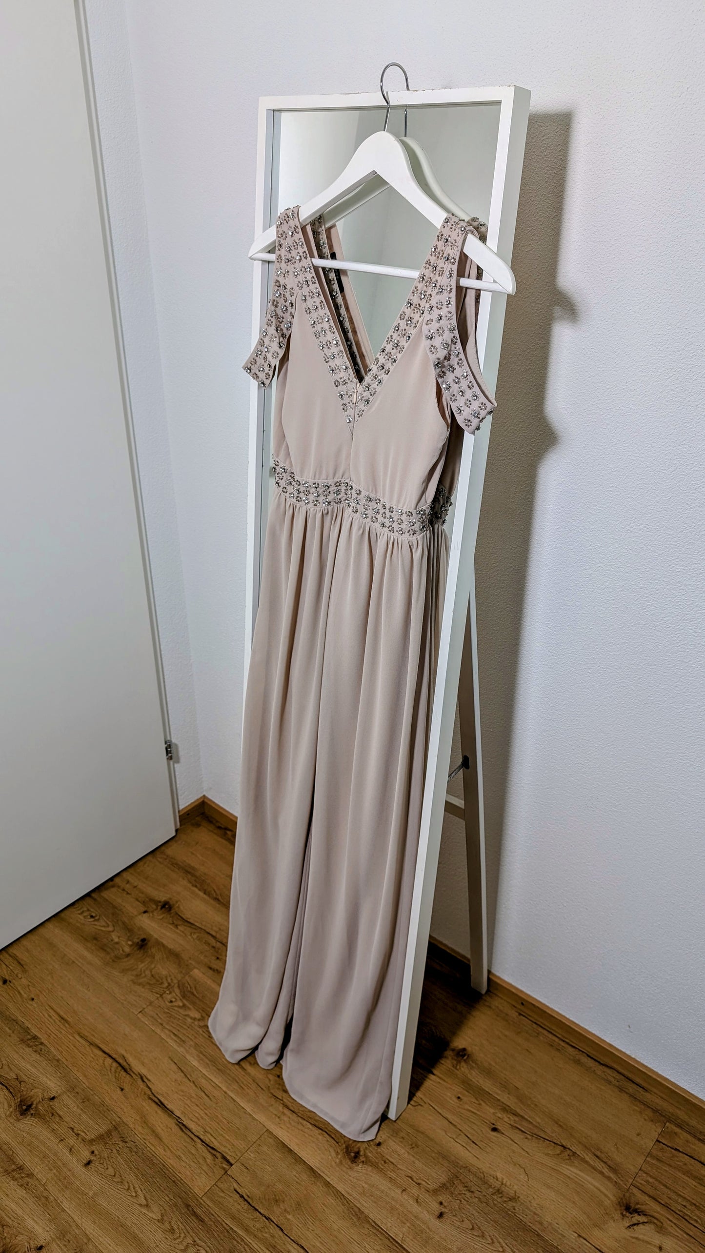 Fliessendes Kleid mit Glitzerelementen