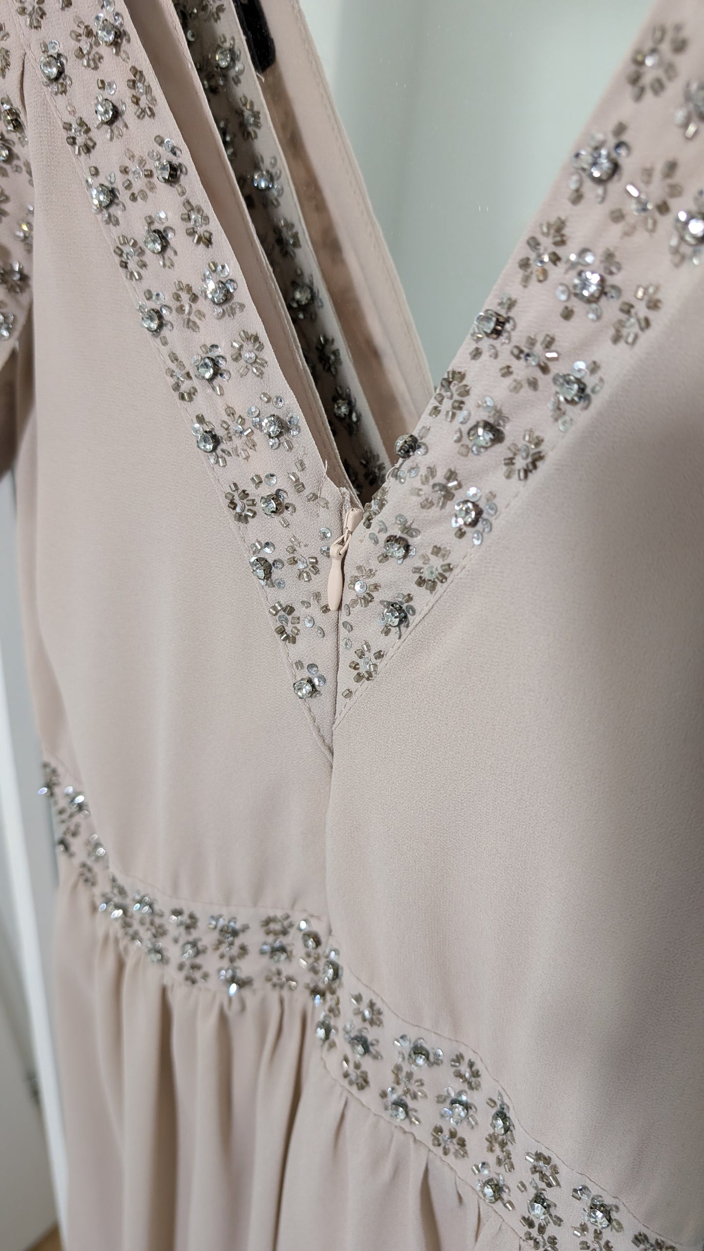 Fliessendes Kleid mit Glitzerelementen