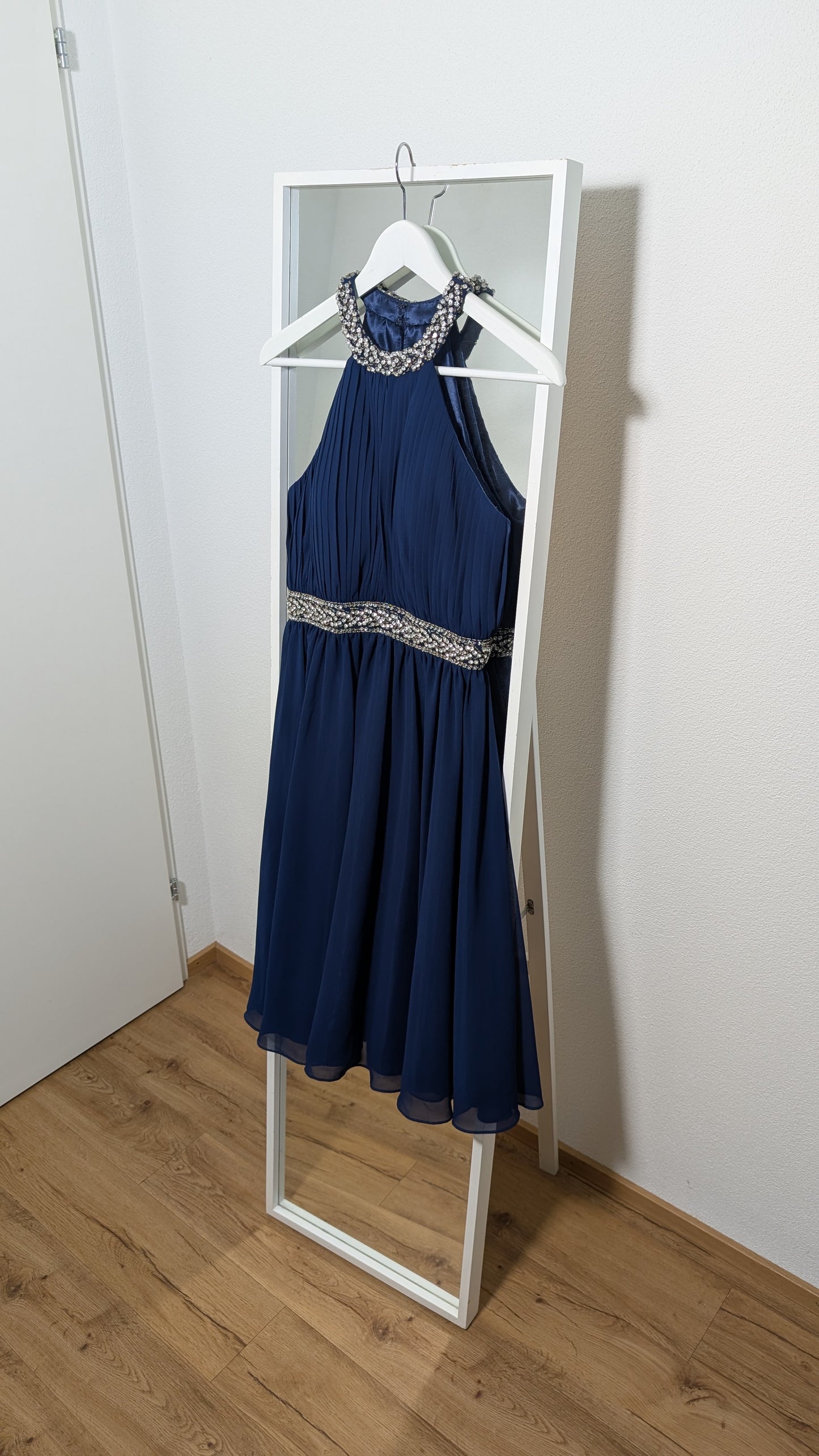 Navyblaues Kleid mit Glitzergurt