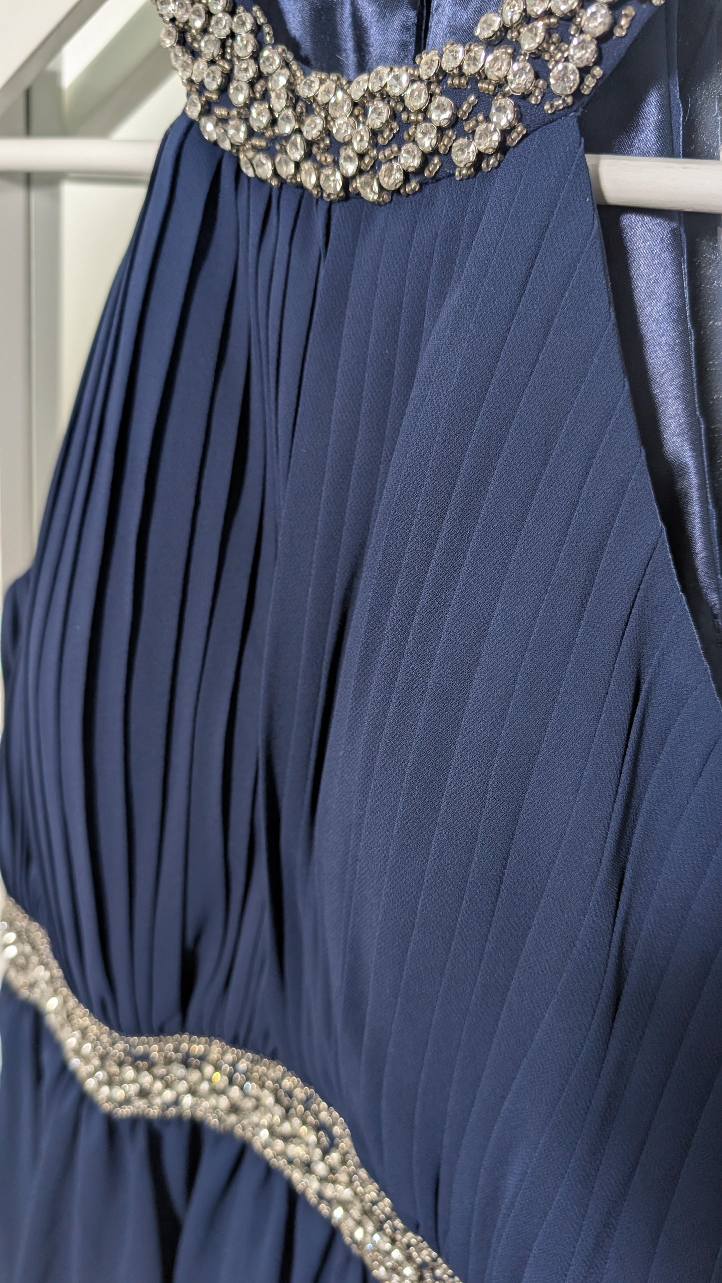 Navyblaues Kleid mit Glitzergurt