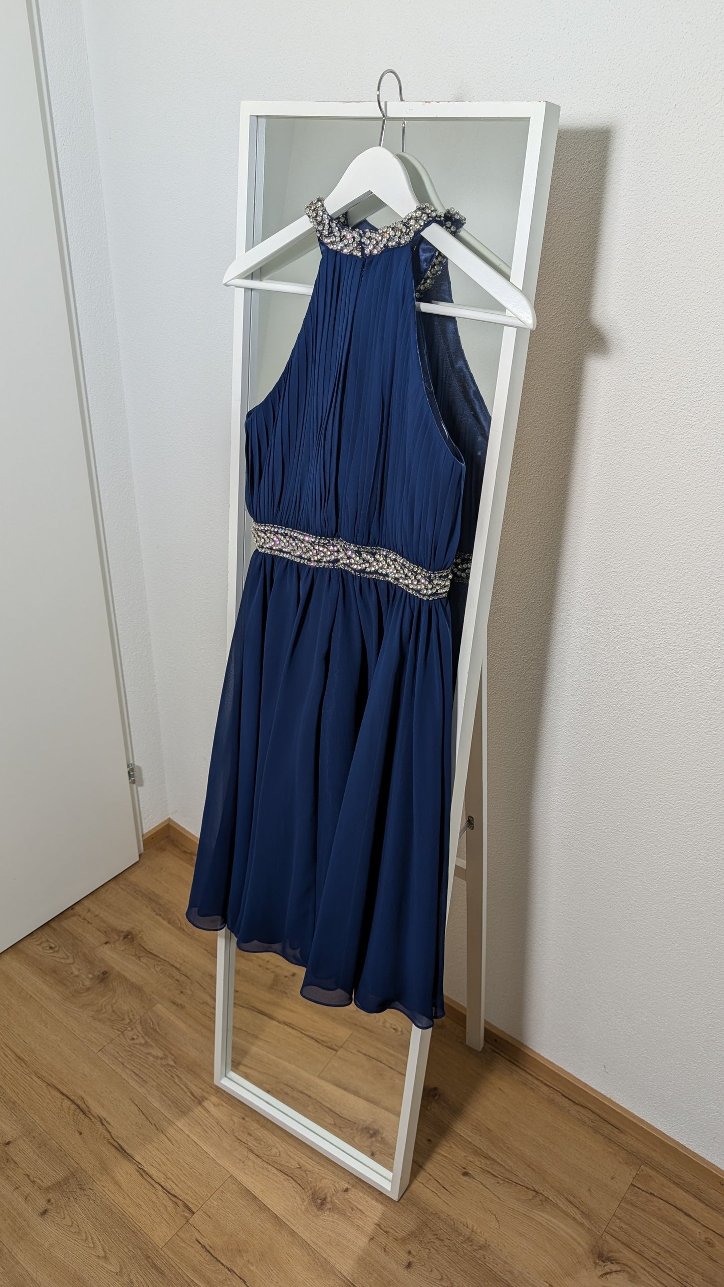 Navyblaues Kleid mit Glitzergurt