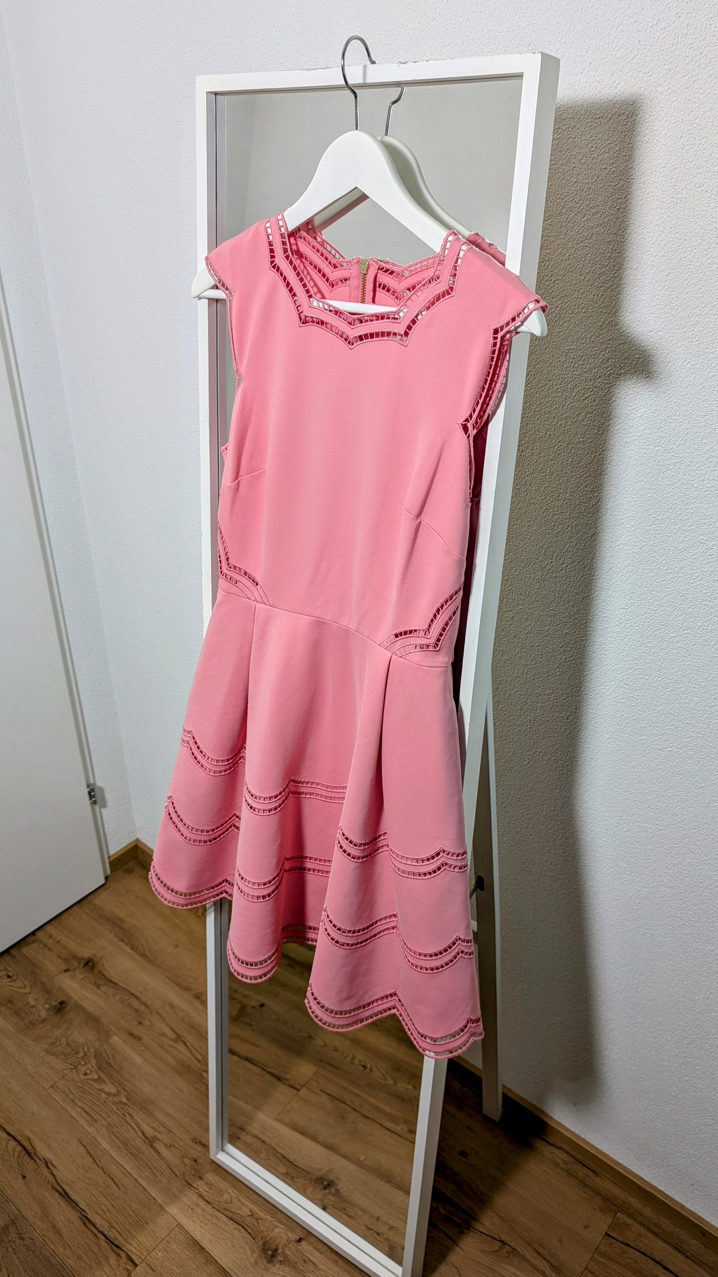 Rosa Spitzenkleid Ted Baker mieten
