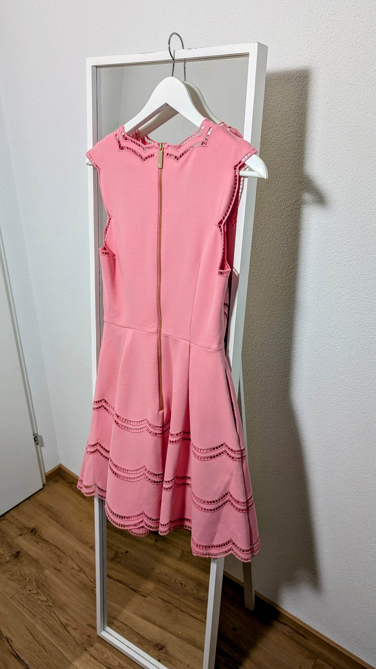 Rosa Spitzenkleid Ted Baker mieten