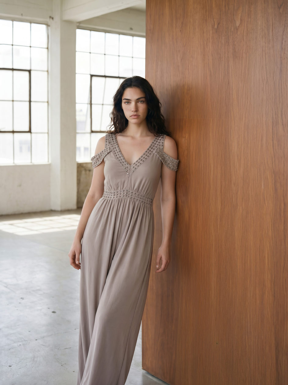 Fliessendes Kleid mit Glitzerelementen