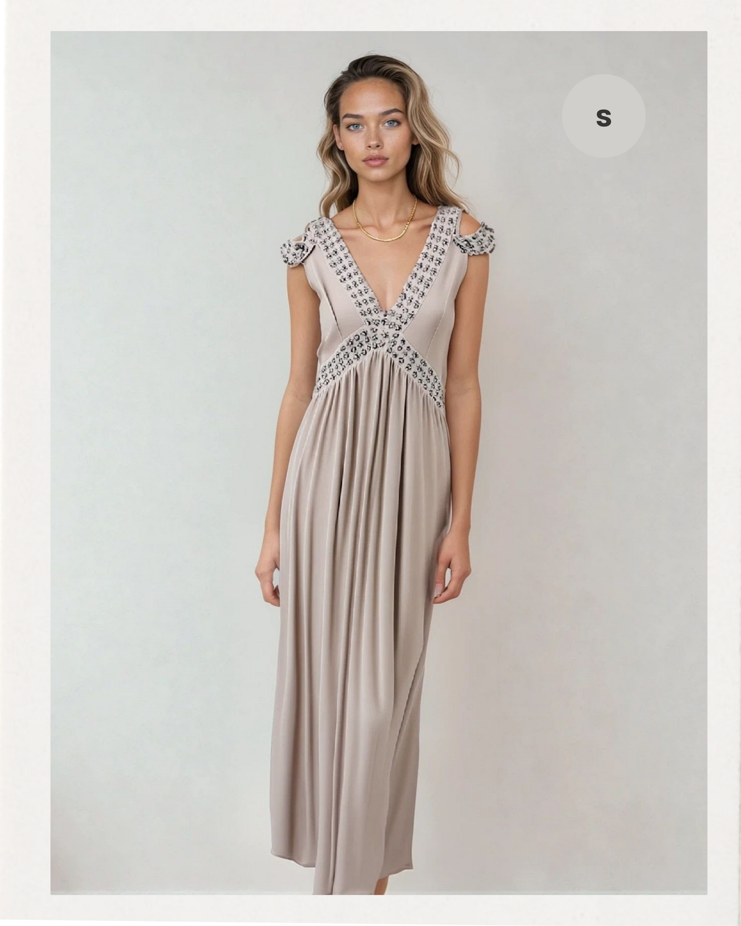 Fliessendes Kleid mit Glitzerelementen