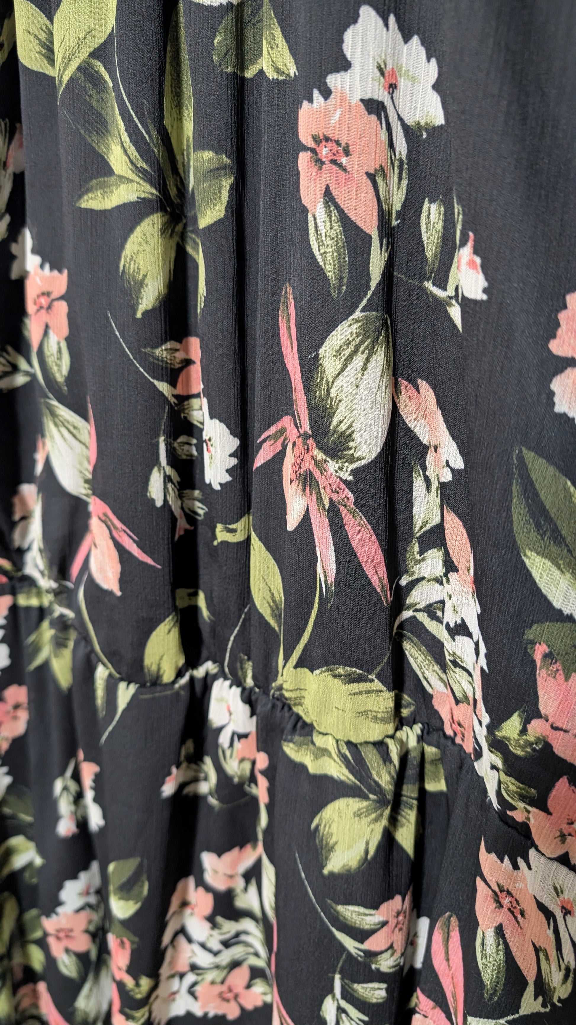 Mittellanges Blumenkleid