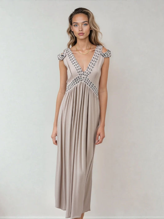 Fliessendes Kleid mit Glitzerelementen