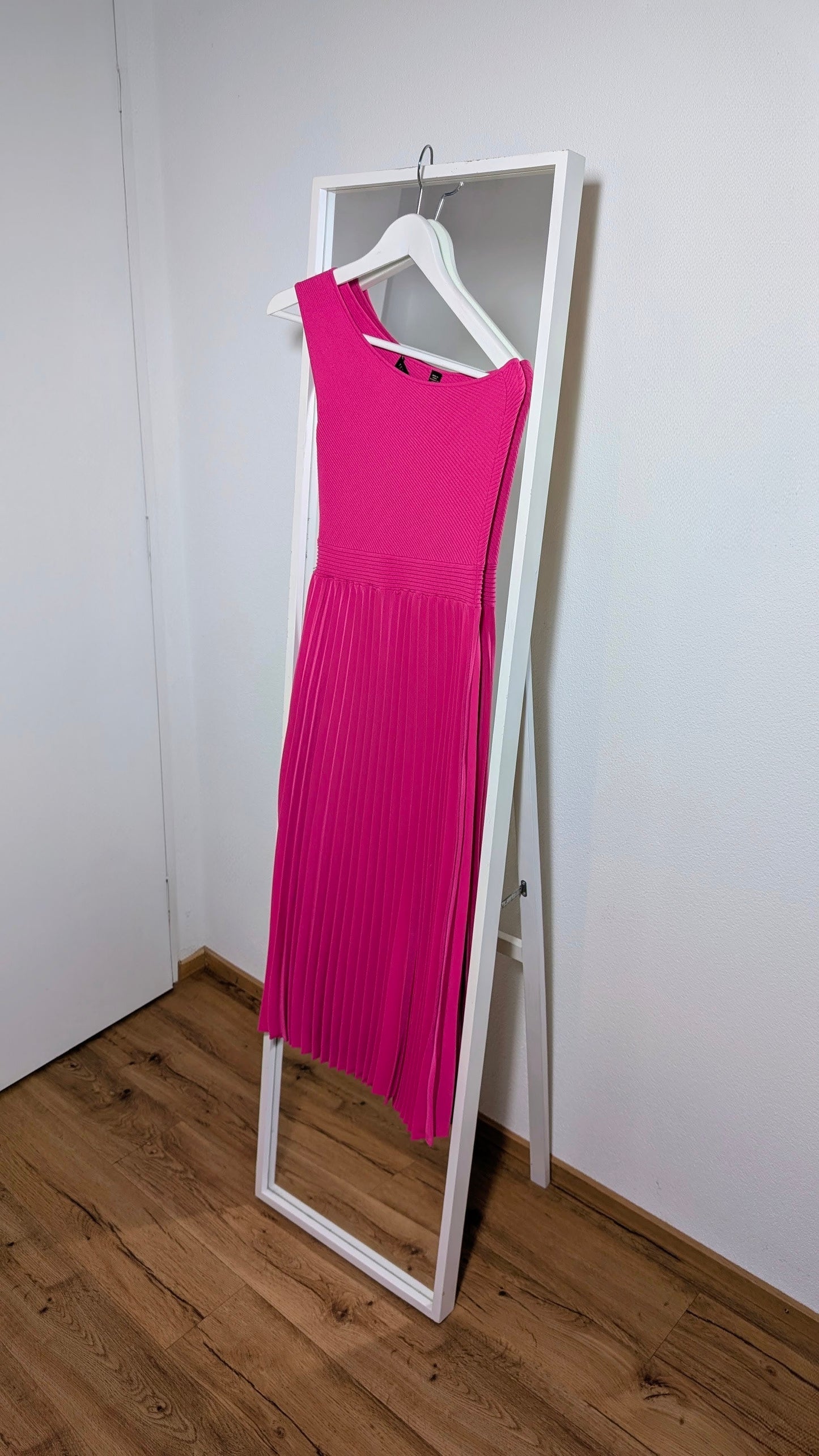 Ted Baker – Elegantes Plissee-Kleid in kräftigem Pink