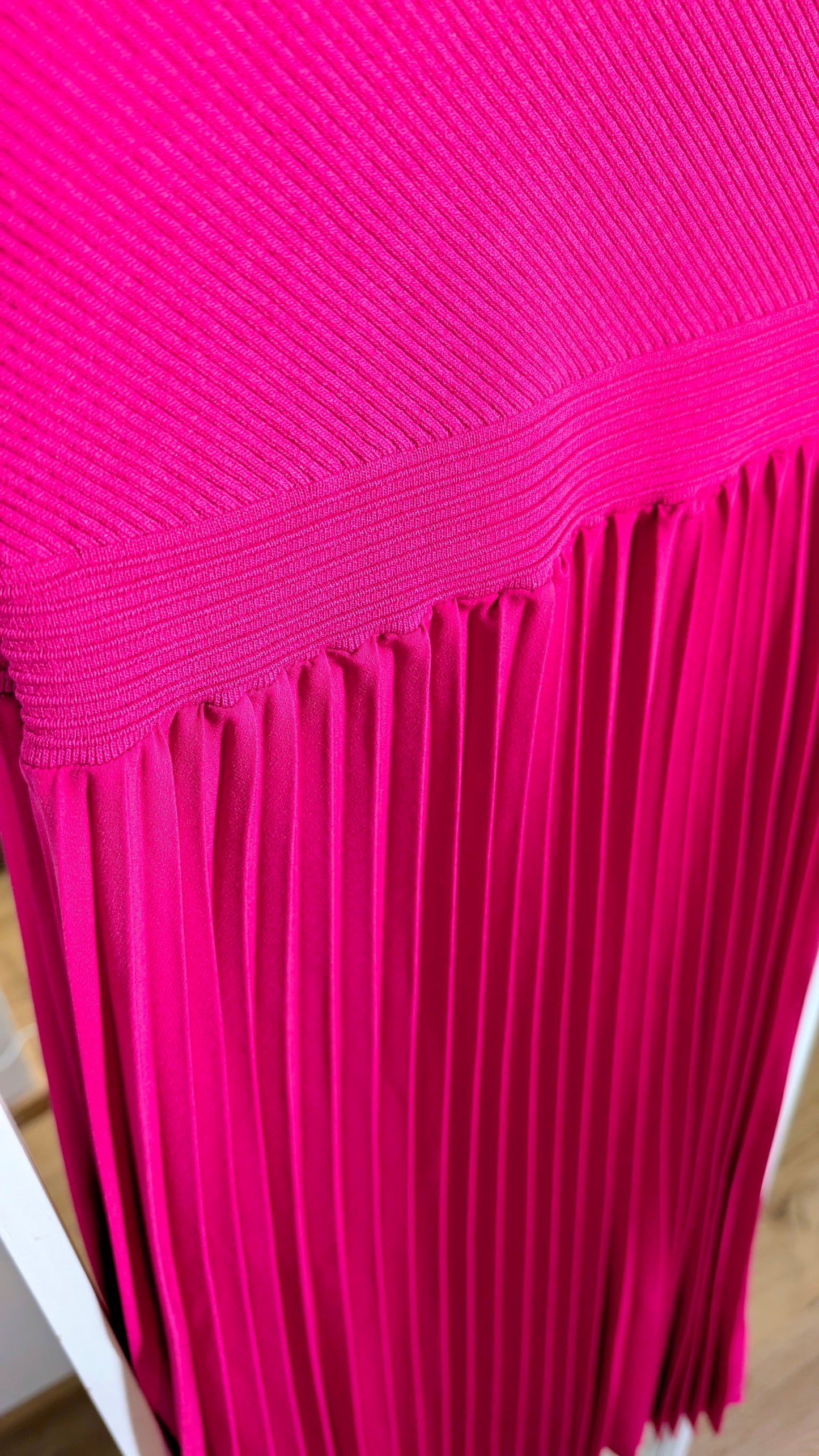 Ted Baker – Elegantes Plissee-Kleid in kräftigem Pink