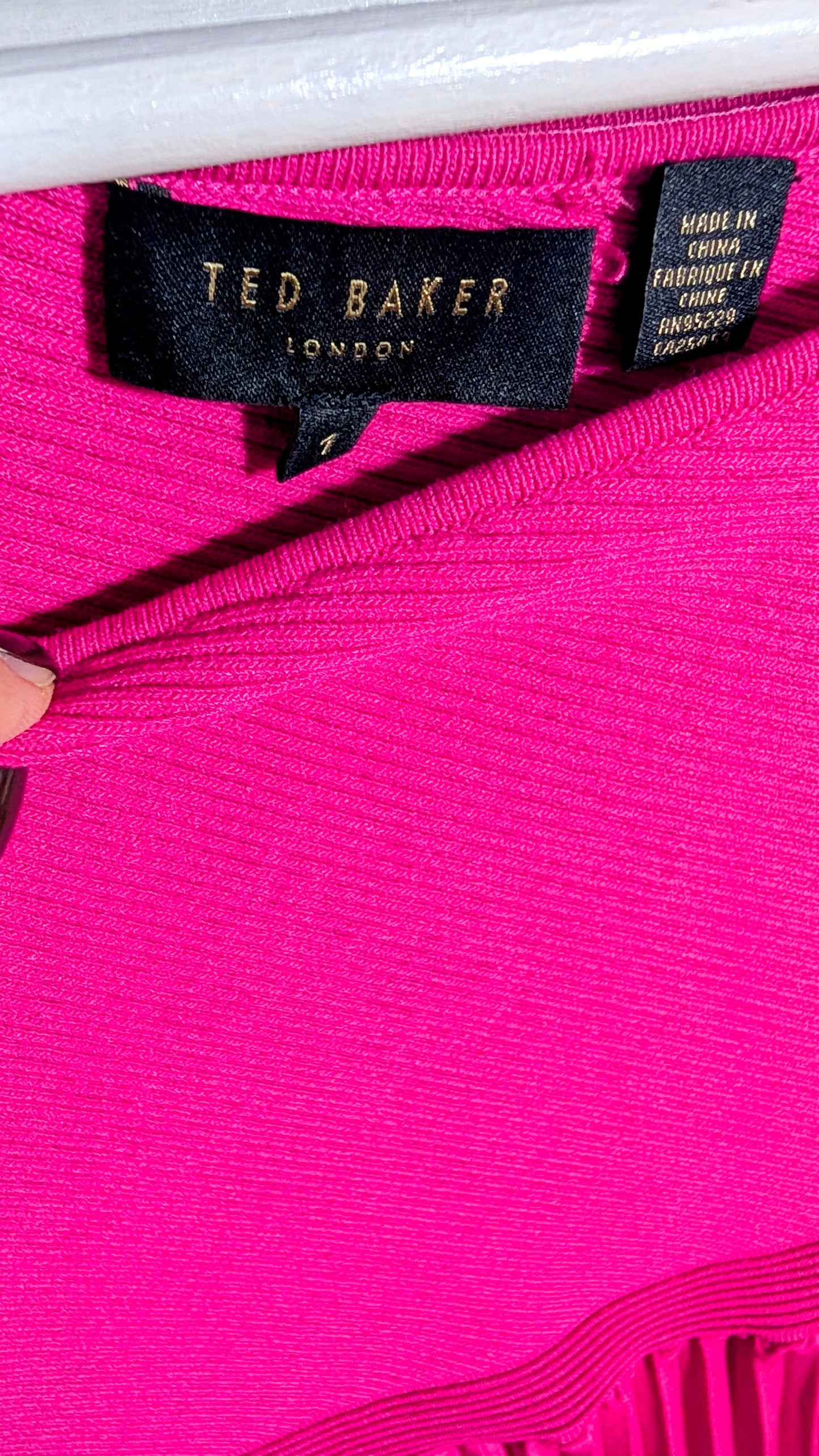 Ted Baker – Elegantes Plissee-Kleid in kräftigem Pink