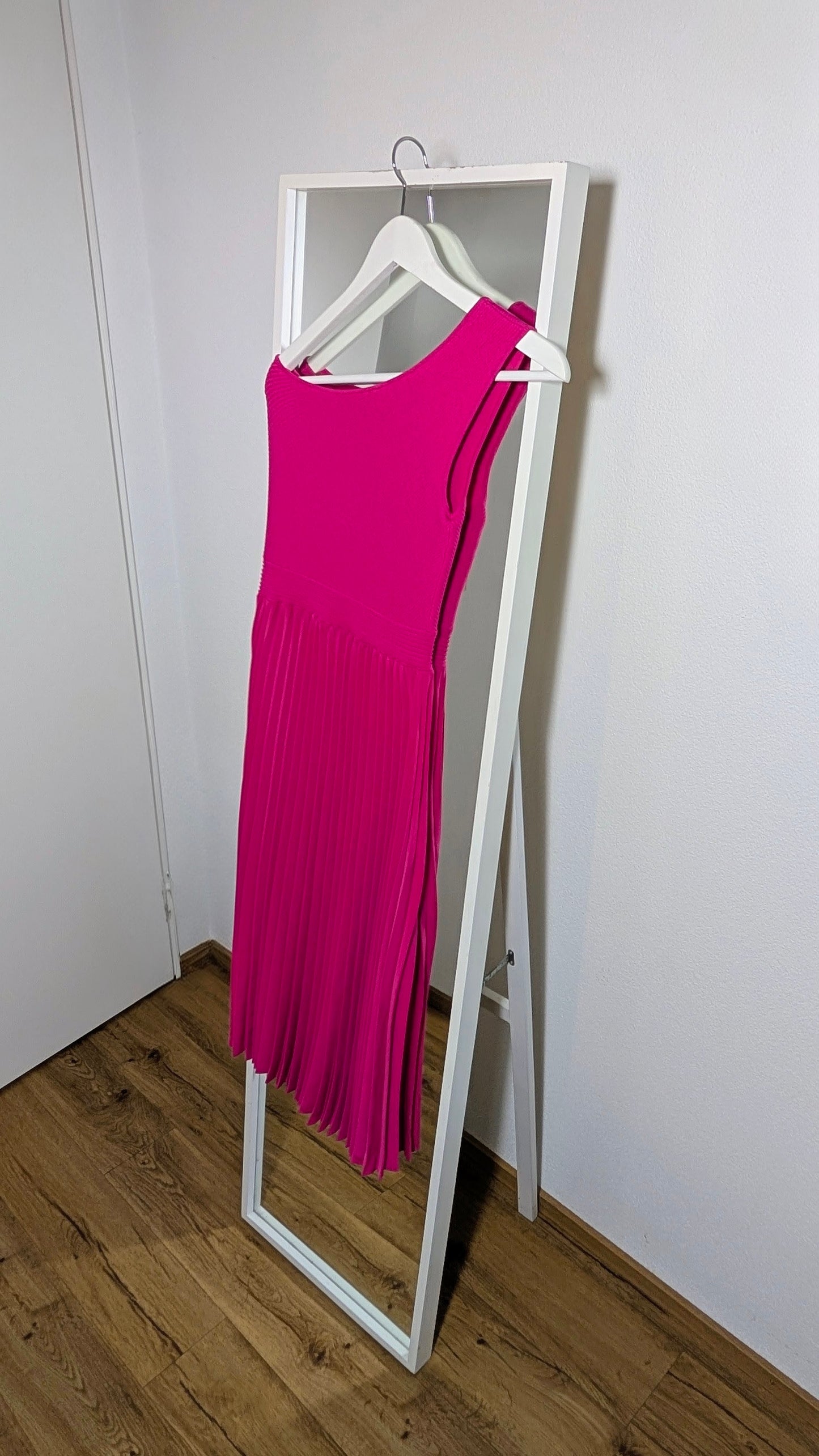 Ted Baker – Elegantes Plissee-Kleid in kräftigem Pink