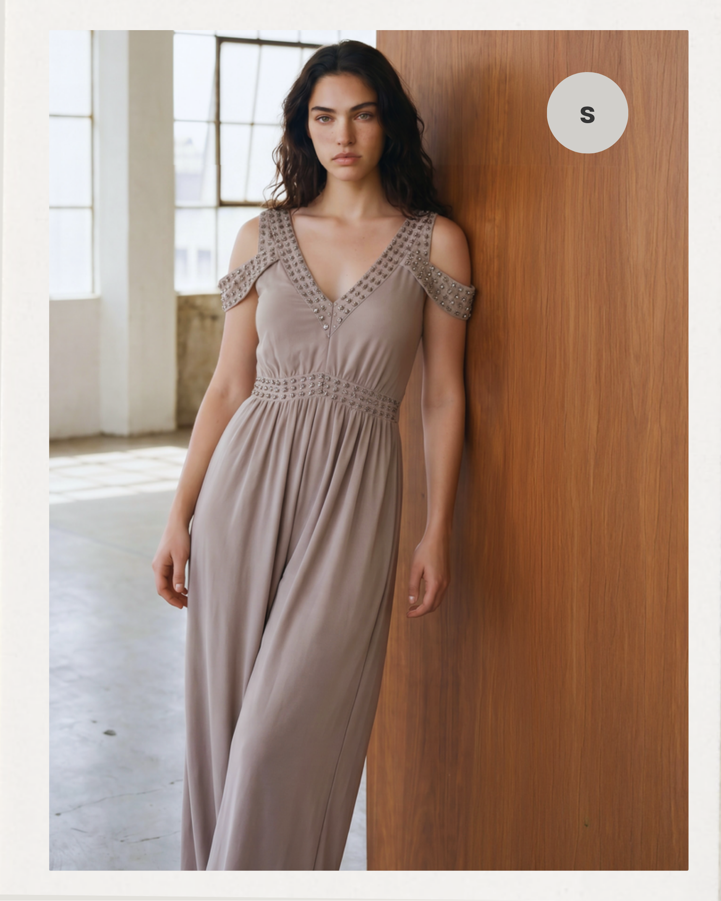 Fliessendes Kleid mit Glitzerelementen